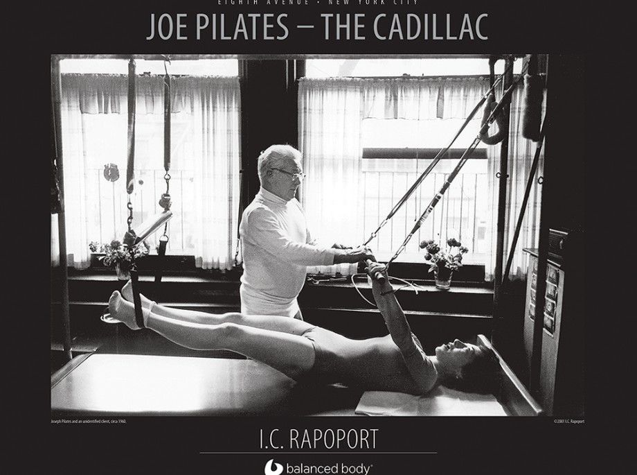 Homme enseignant le Pilates
